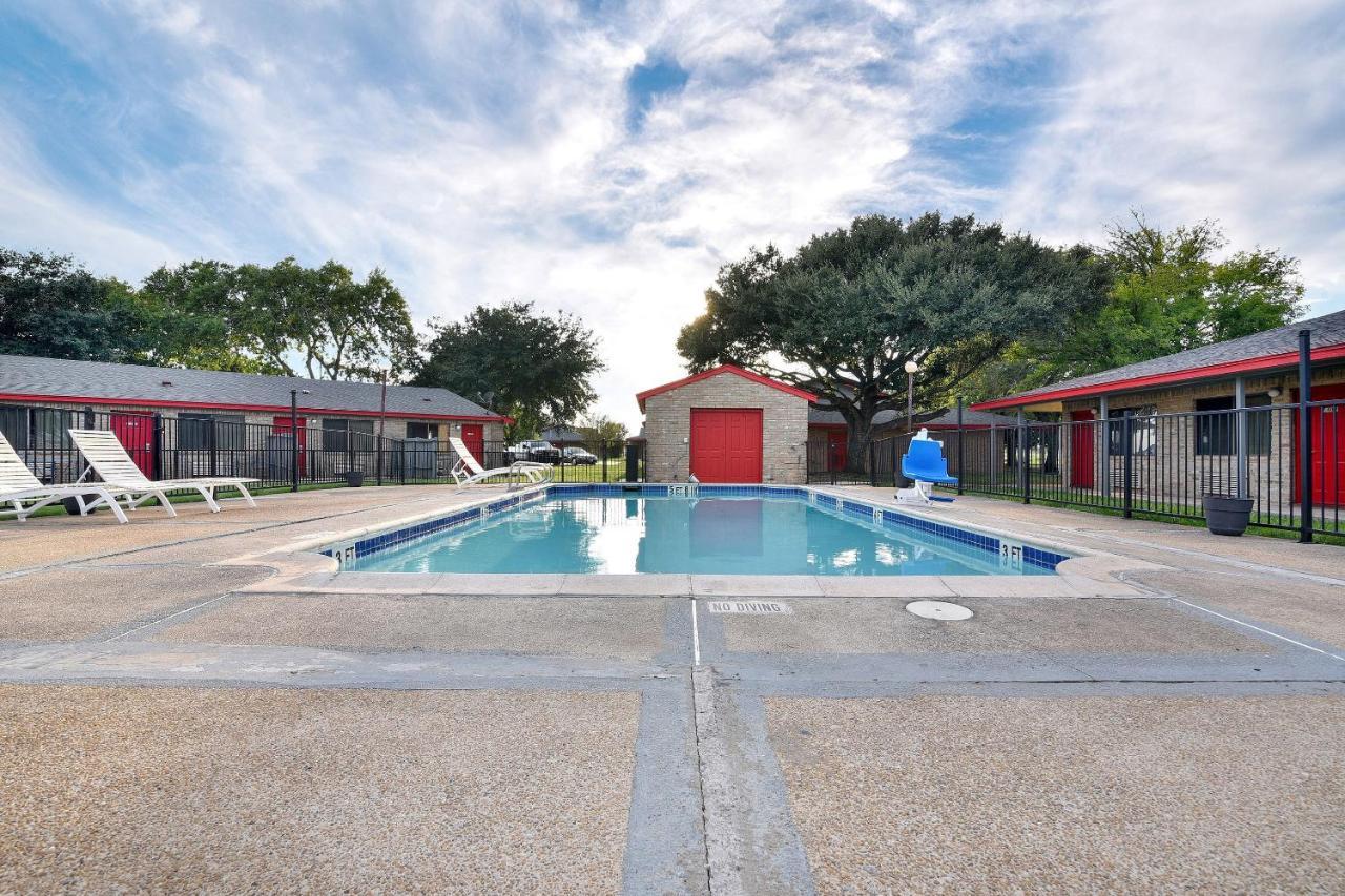 Americas Best Value Inn Lockhart Tx Esterno foto