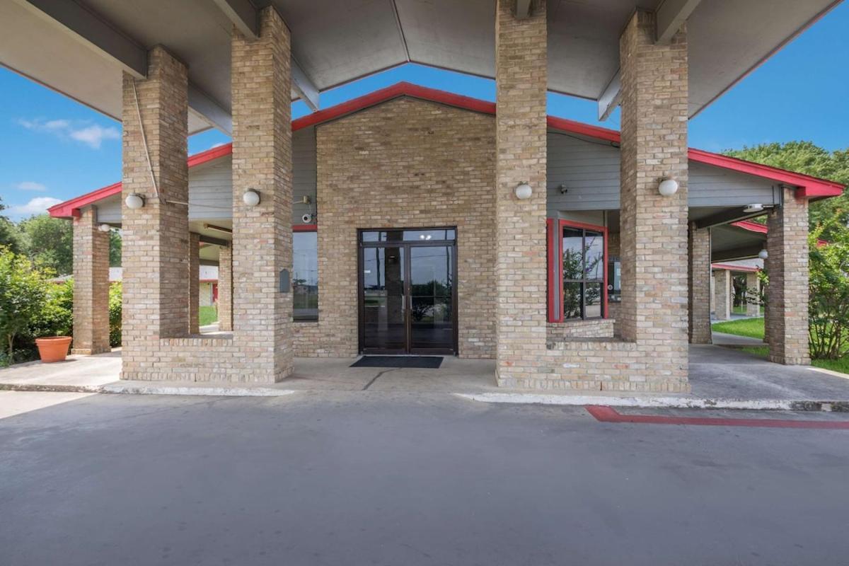 Americas Best Value Inn Lockhart Tx Esterno foto