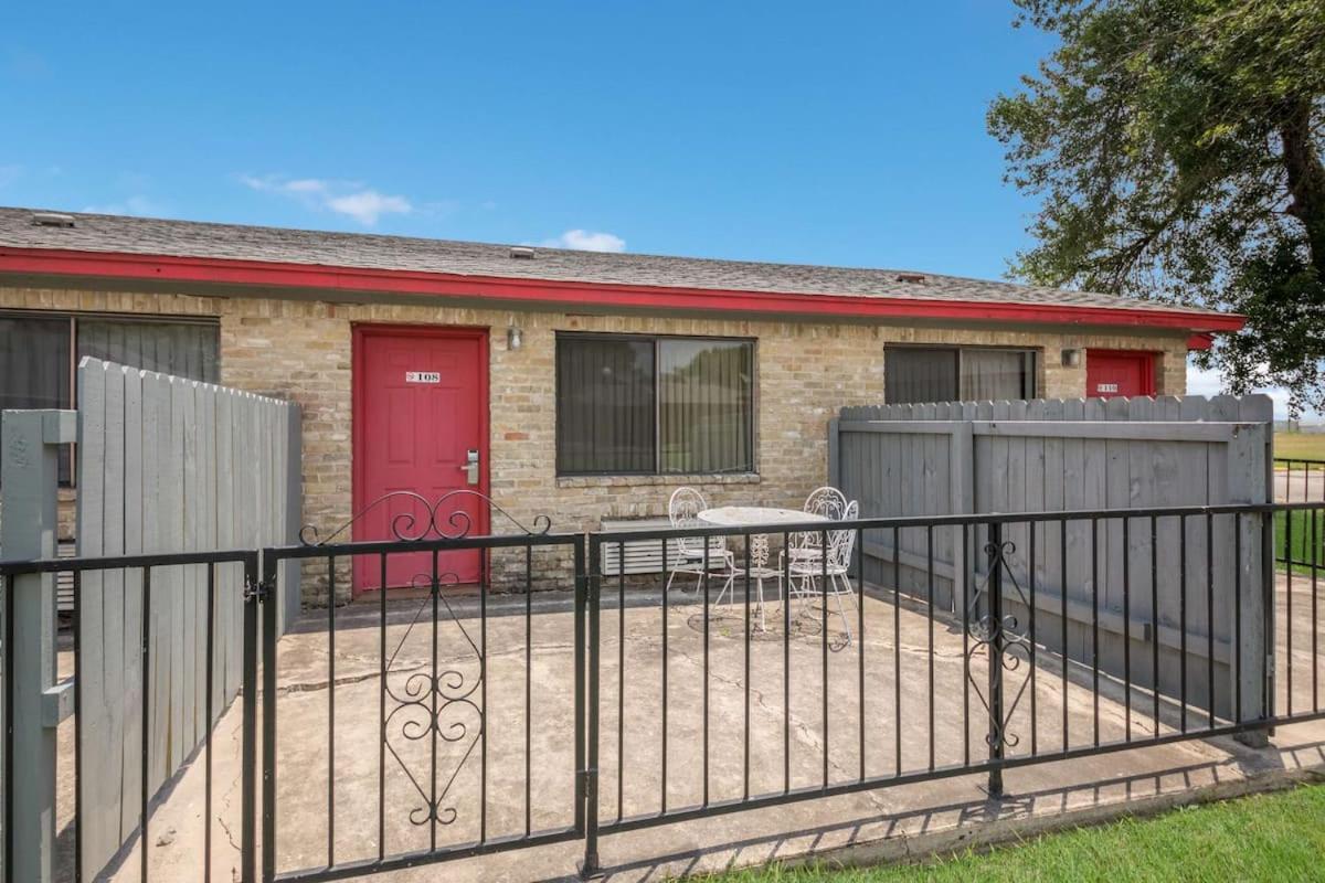 Americas Best Value Inn Lockhart Tx Esterno foto