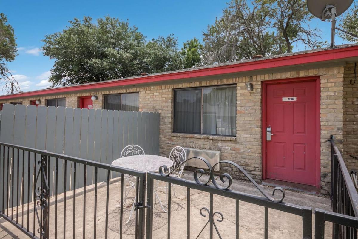 Americas Best Value Inn Lockhart Tx Esterno foto