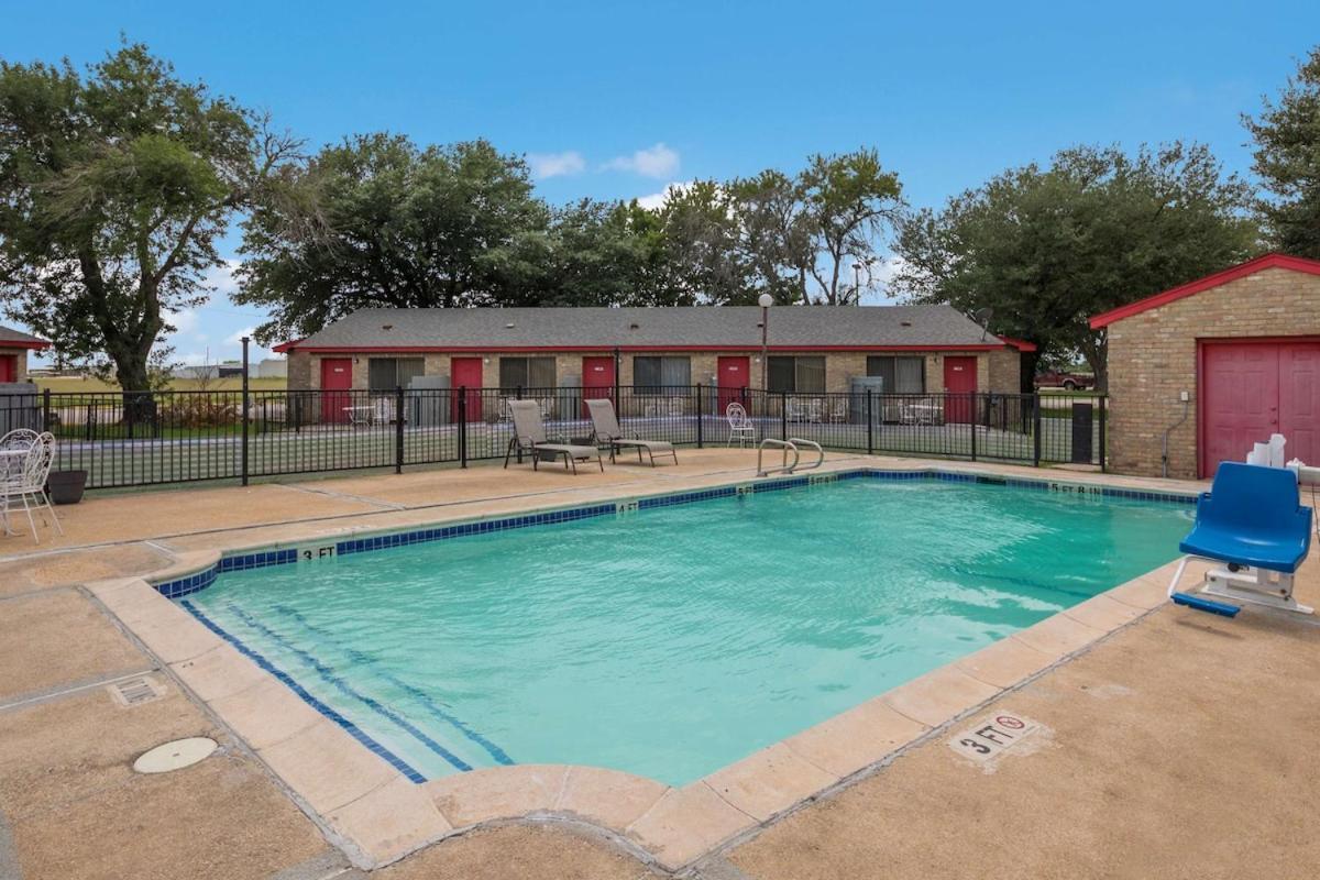 Americas Best Value Inn Lockhart Tx Esterno foto
