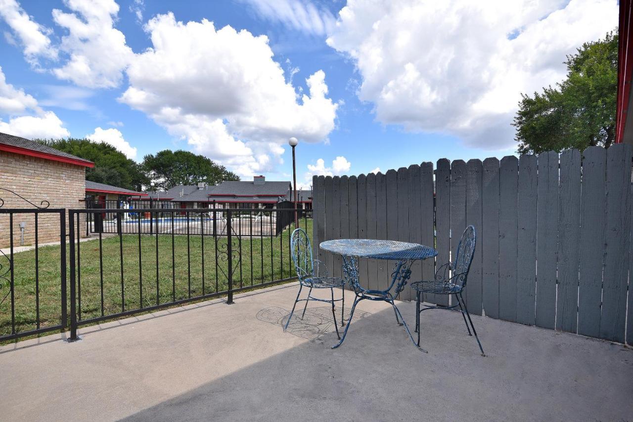 Americas Best Value Inn Lockhart Tx Esterno foto